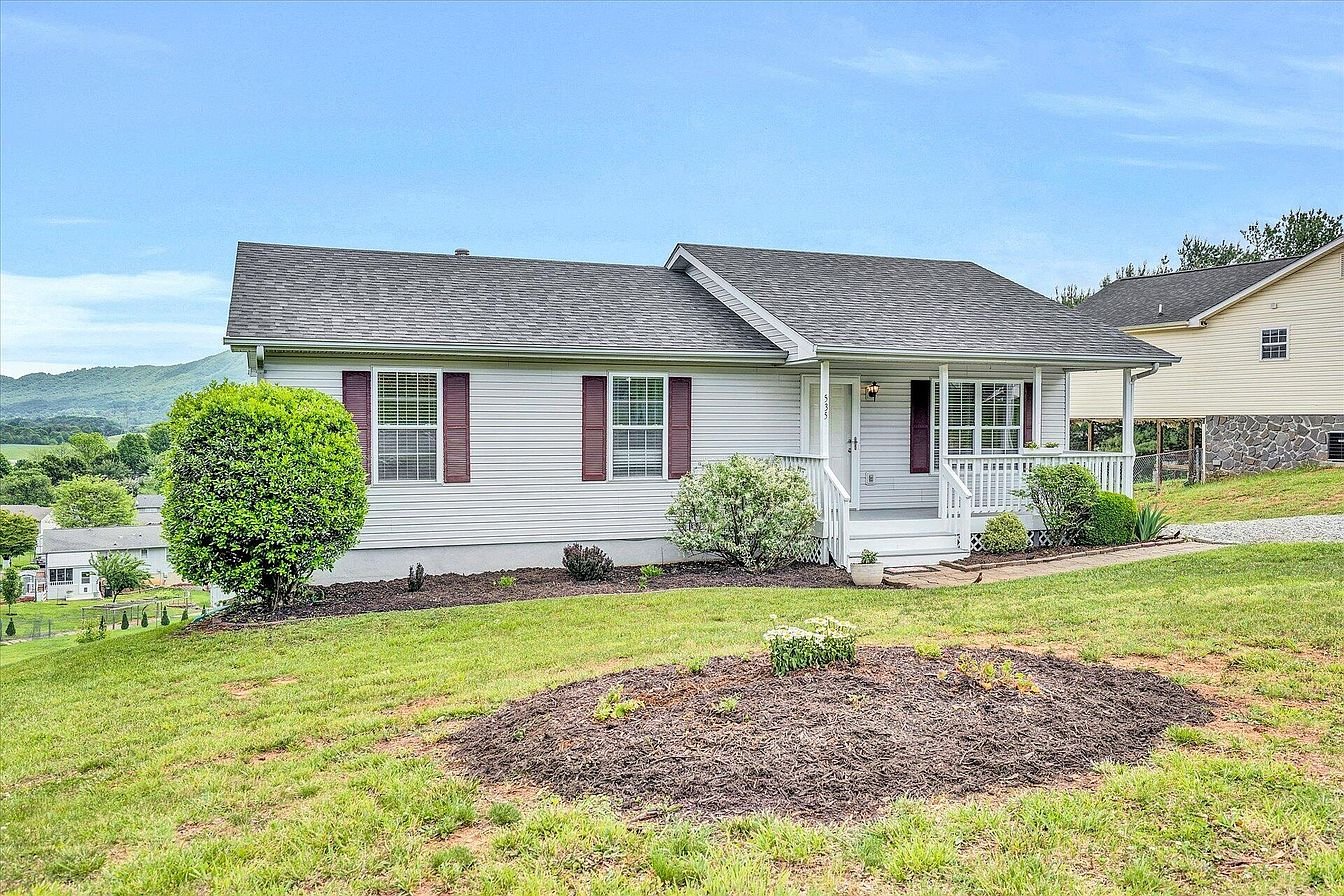 Roanoke House: 535 Hillview Dr