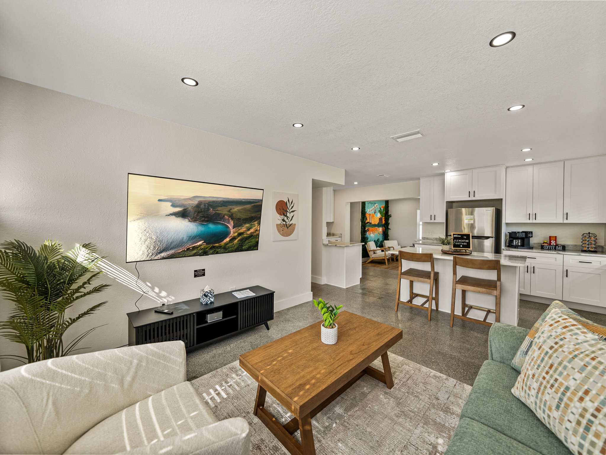 Lakeland House: 1626 Tangerine St