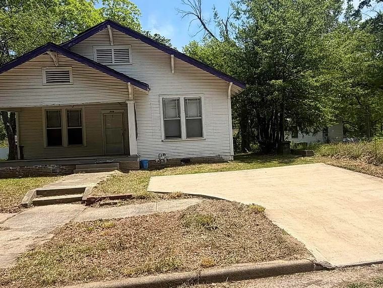 Pine Bluff House: 719 S Plum St