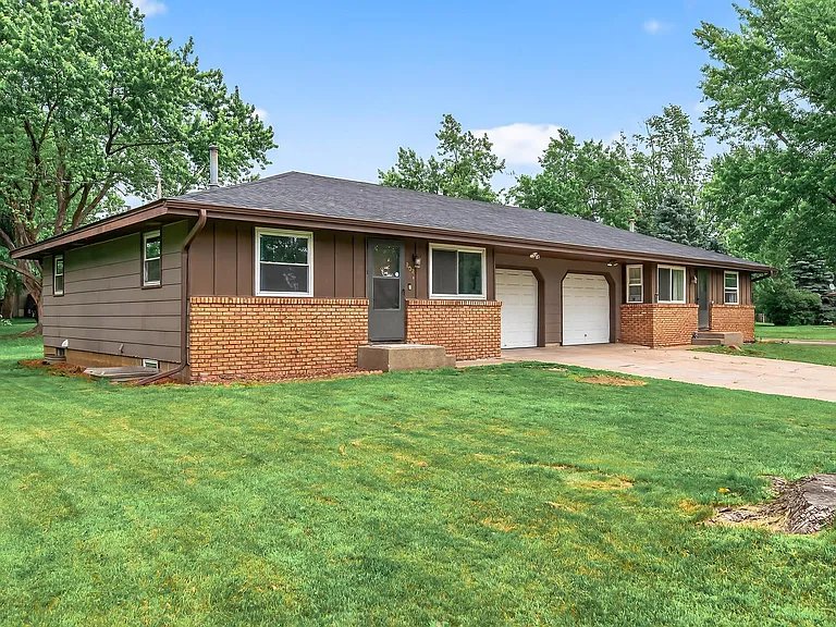Champlin Multiplex: 800-802 Parkview Ln
