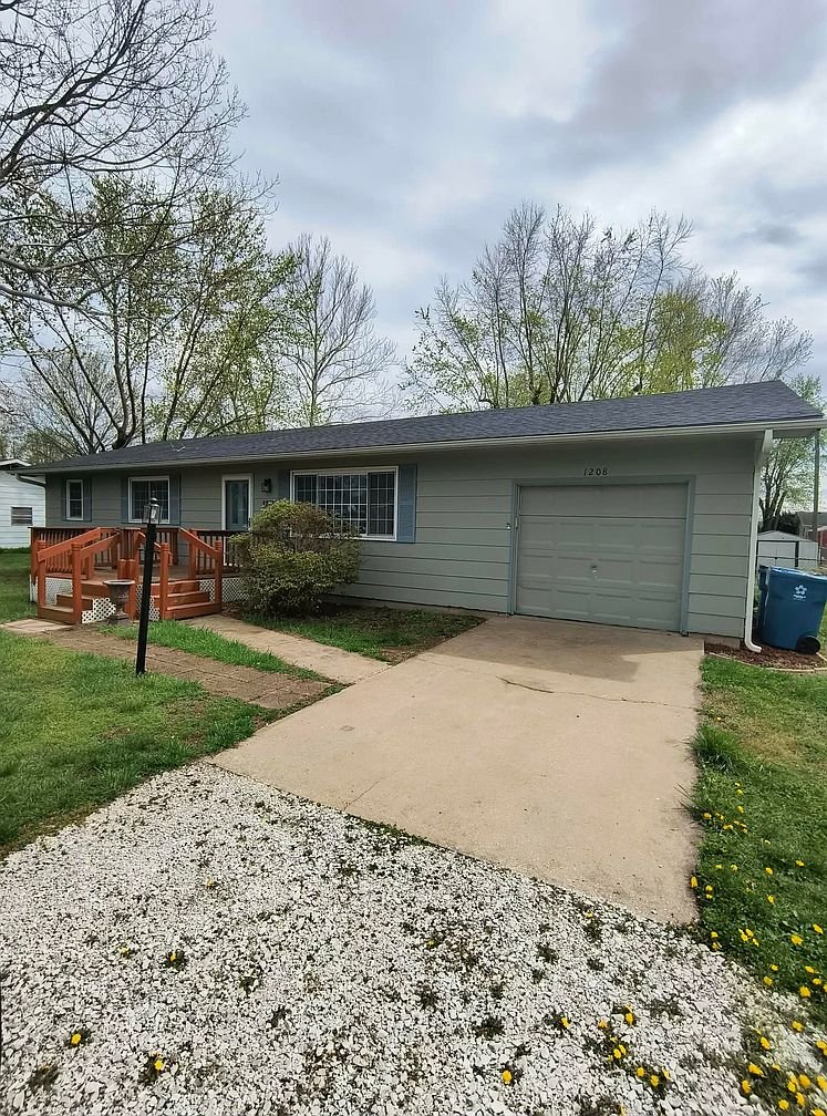 Carl Junction House: 1208 Scott Dr