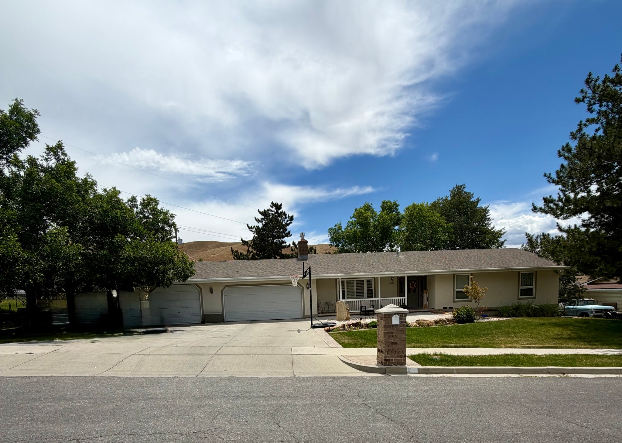 Tooele House: 688 Crestview Dr
