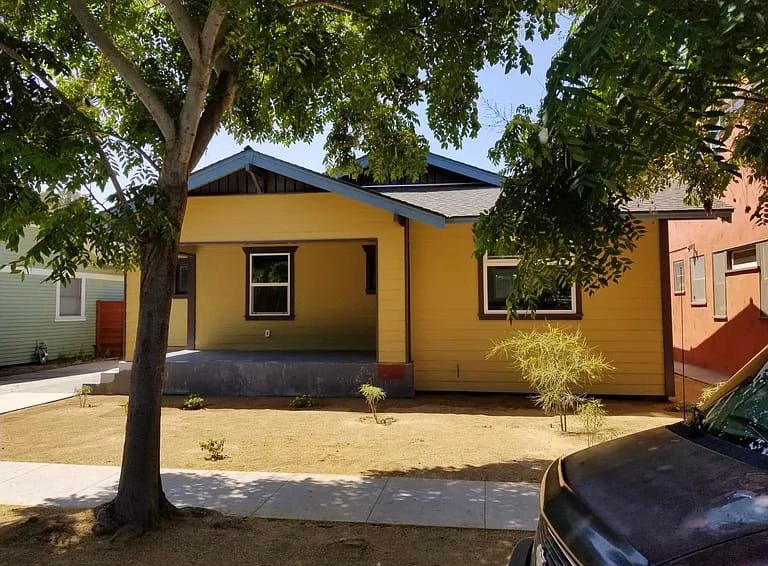 Long Beach House: 1912 E Florida St