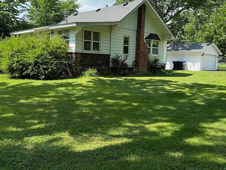 Monticello House: 425 E 3rd St, Monticello, MN