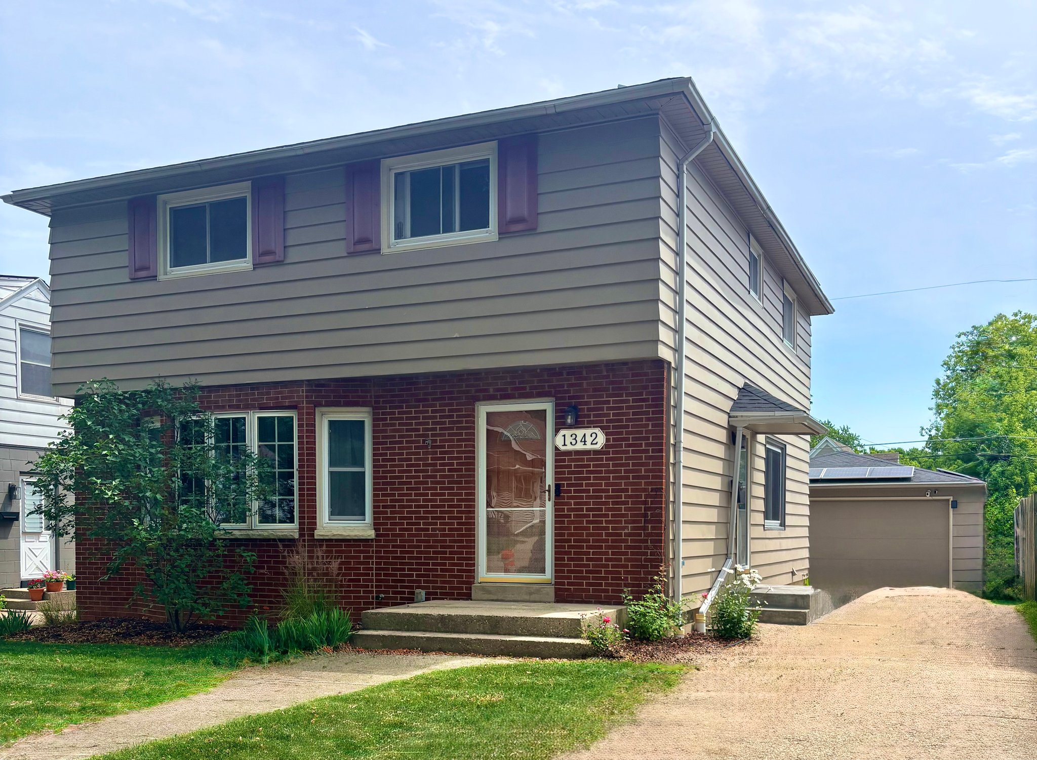 Milwaukee House: 1342 S 90th St