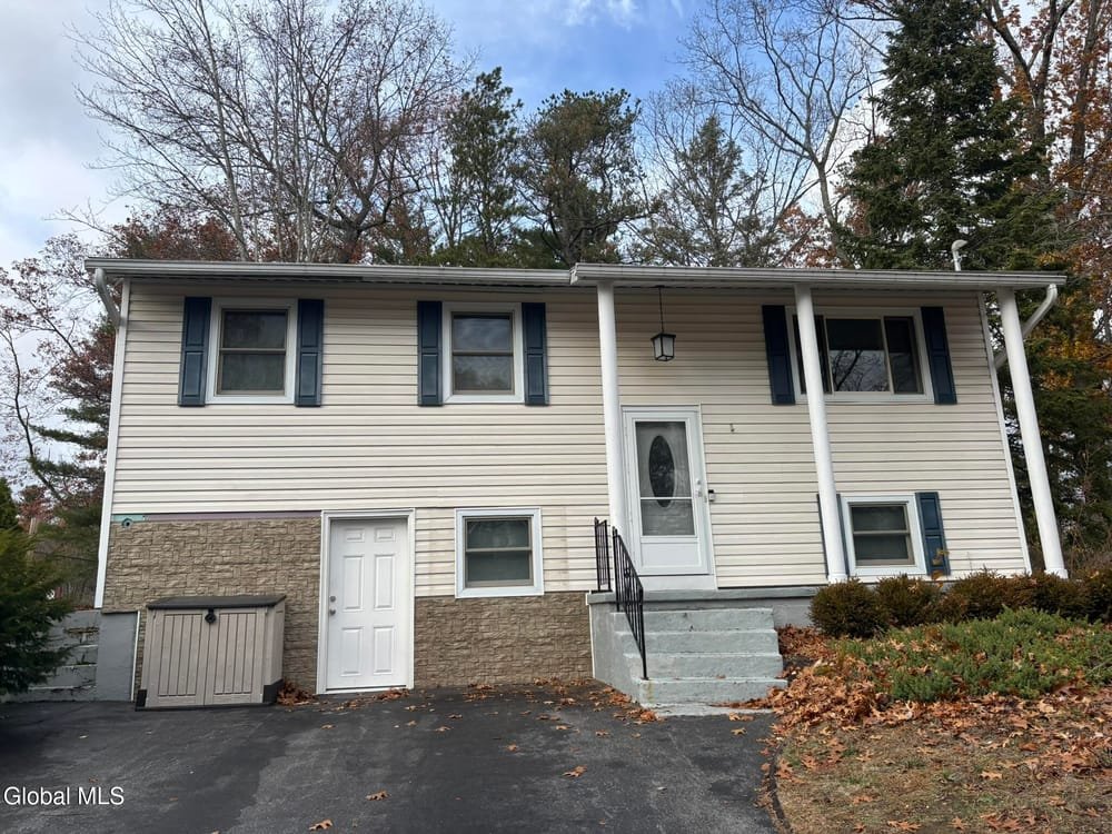 Saratoga Springs House: 52 Trottingham Rd
