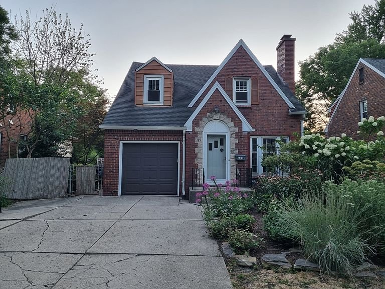 Amherst House: 179 Amherstdale Rd
