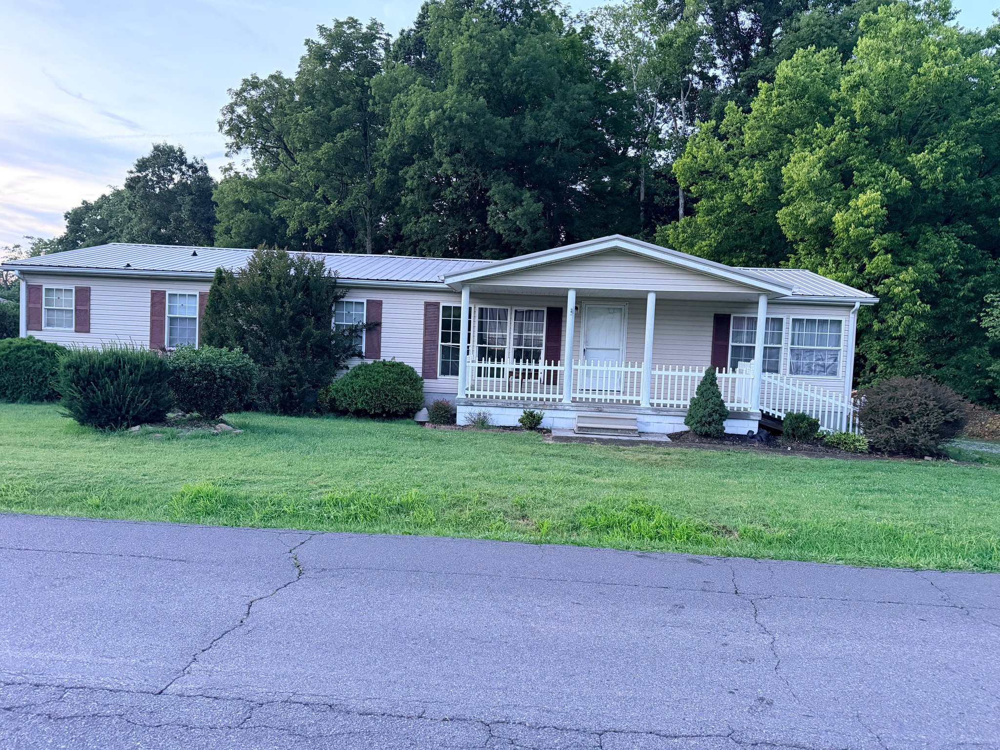 Elizabethton House: 106 Jim Elliott Rd