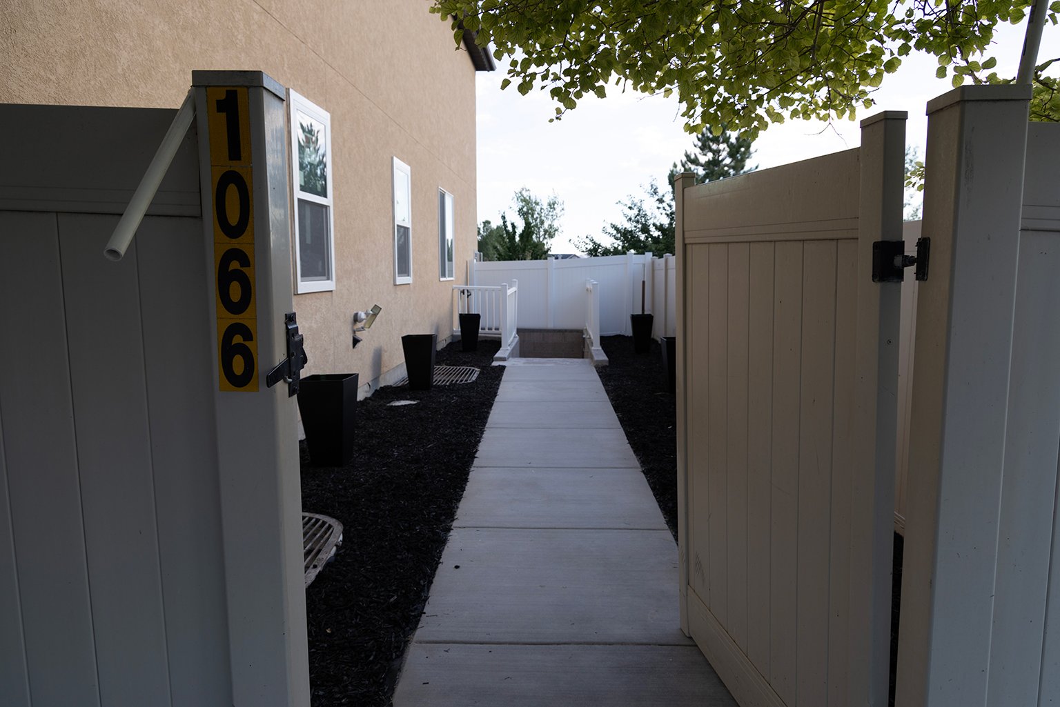 Eagle Mountain House: 1066 E Searle Ln