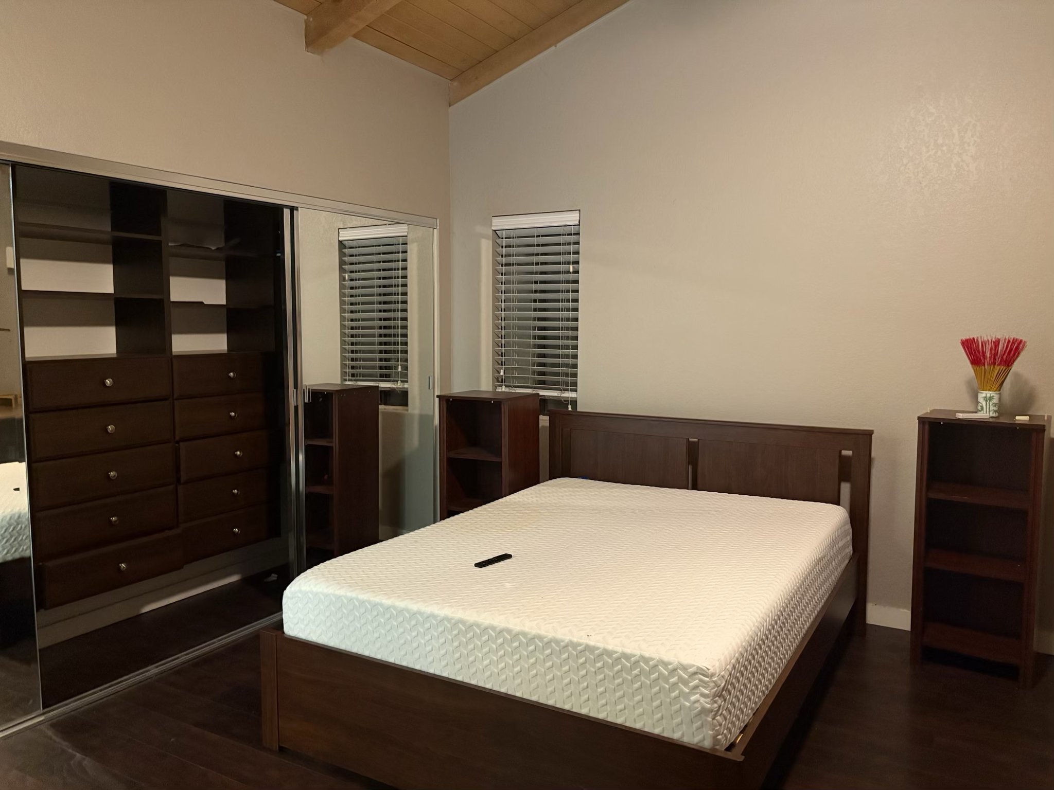 Huntington Beach Single Room: 21372 brookhurst st