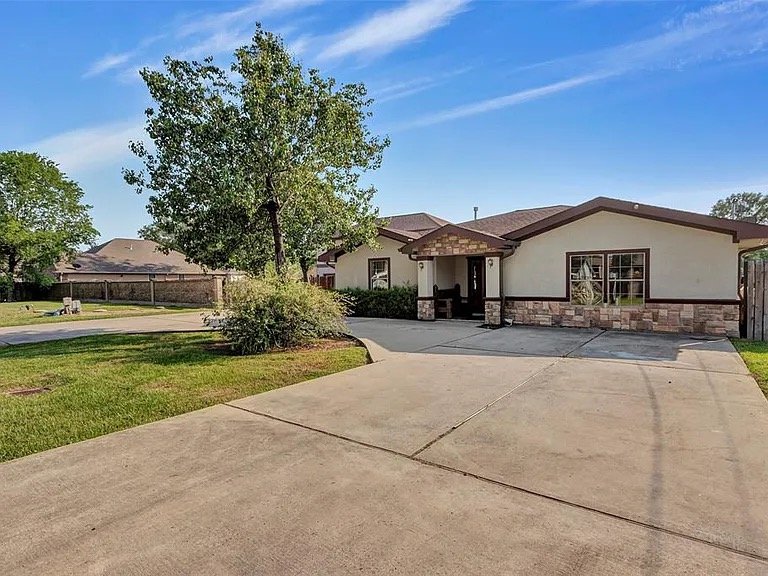 Houston House: 17717 Wild Oak Dr