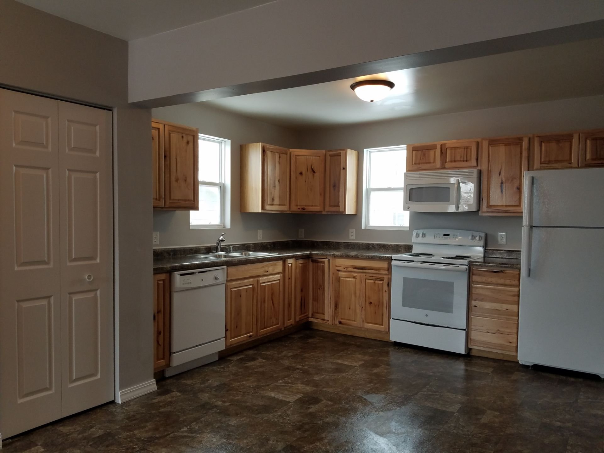 Valley City House: 842 4th St SW