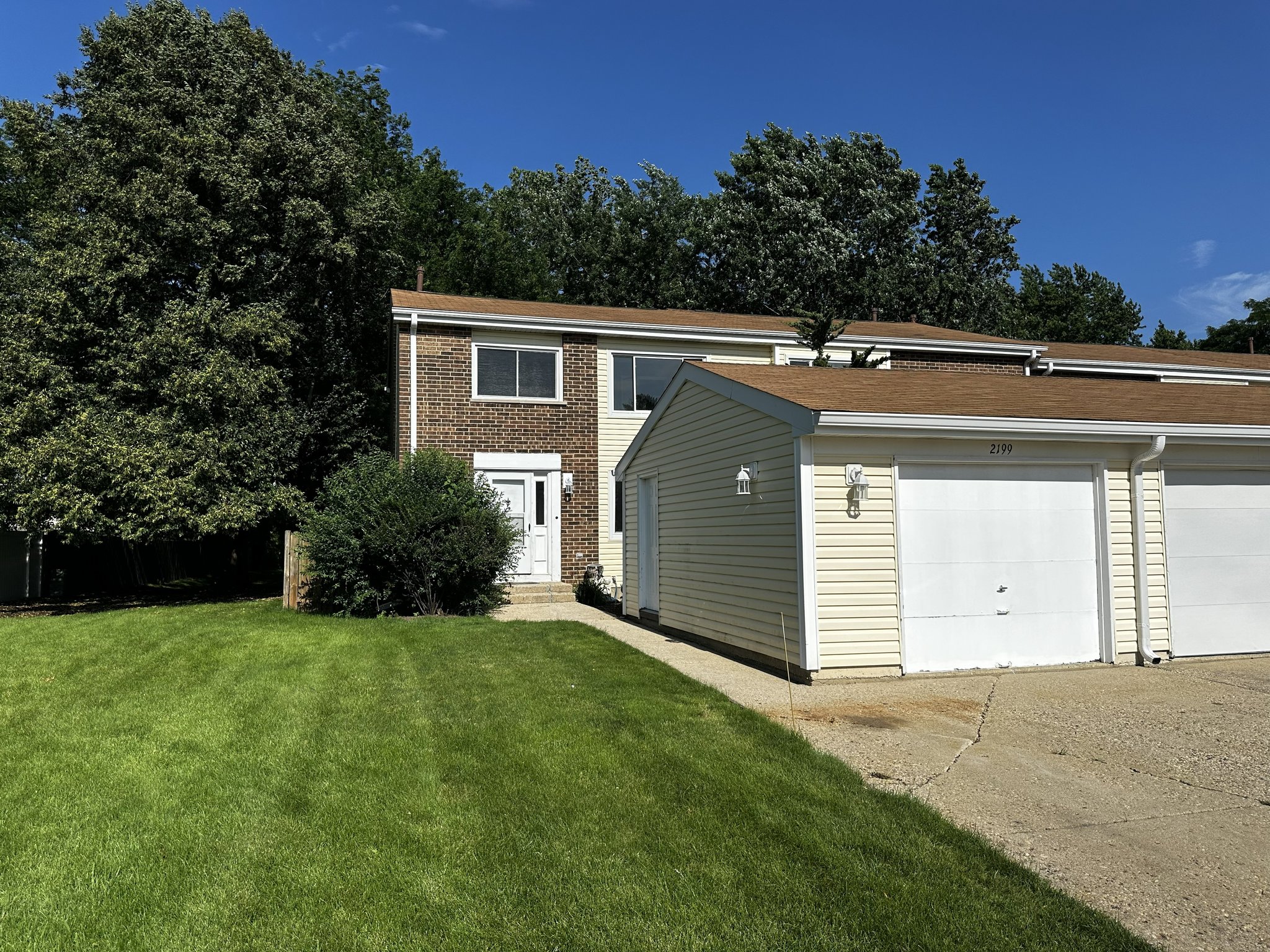 Glendale Heights Townhome: 2199 London Drive