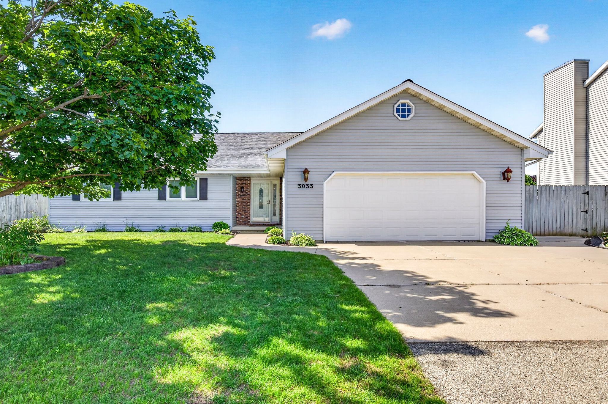 Appleton House: 3033 W Hiawatha Dr