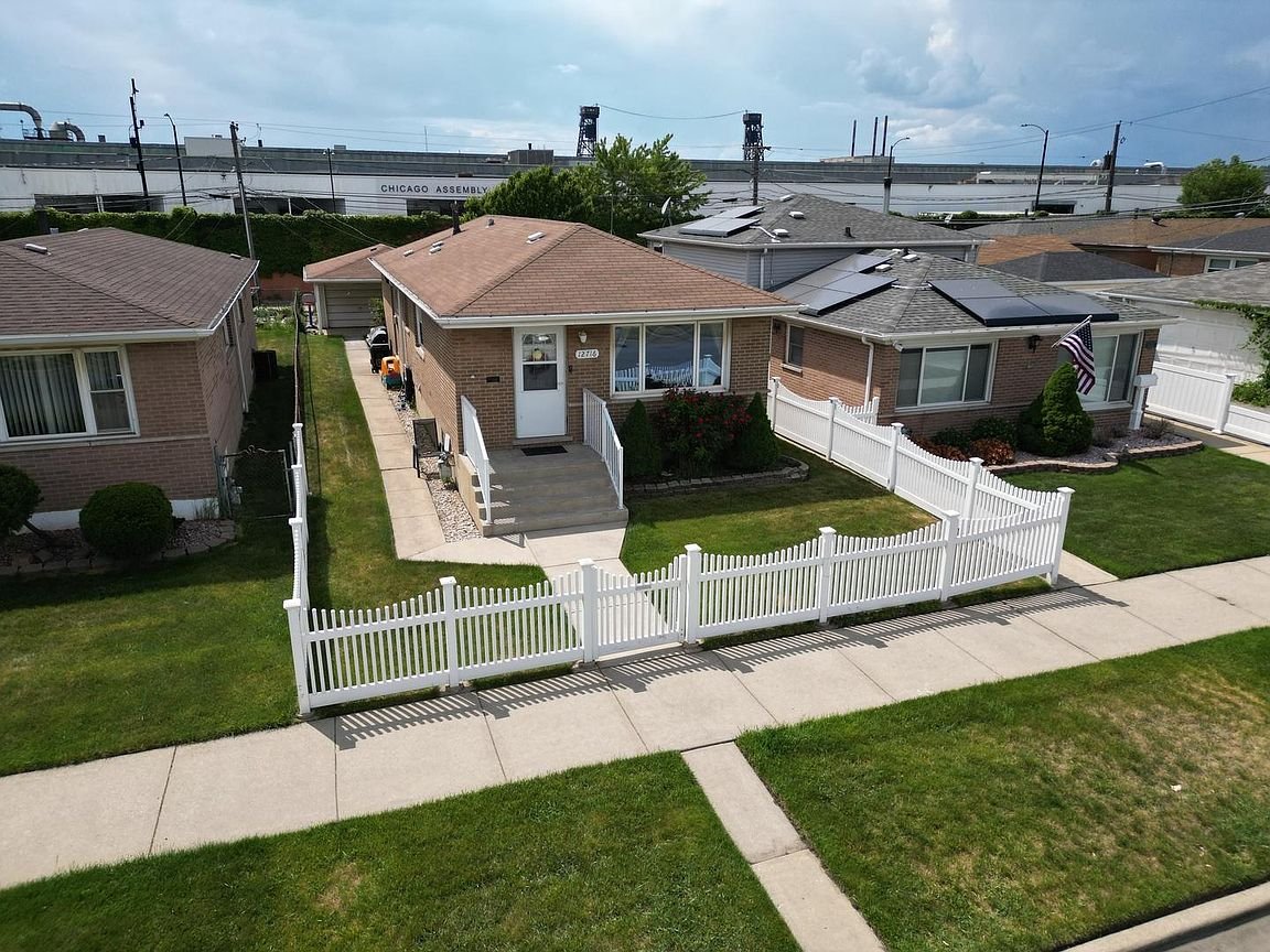 Chicago House: 12716 S Saginaw Ave