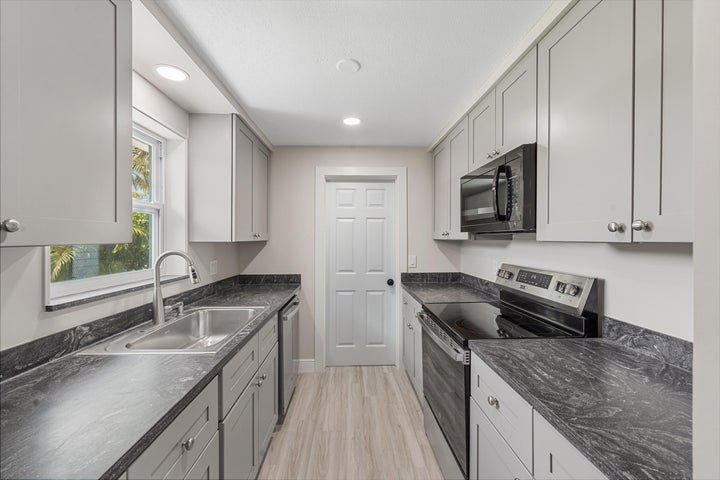 Jupiter House: 204 Circle E