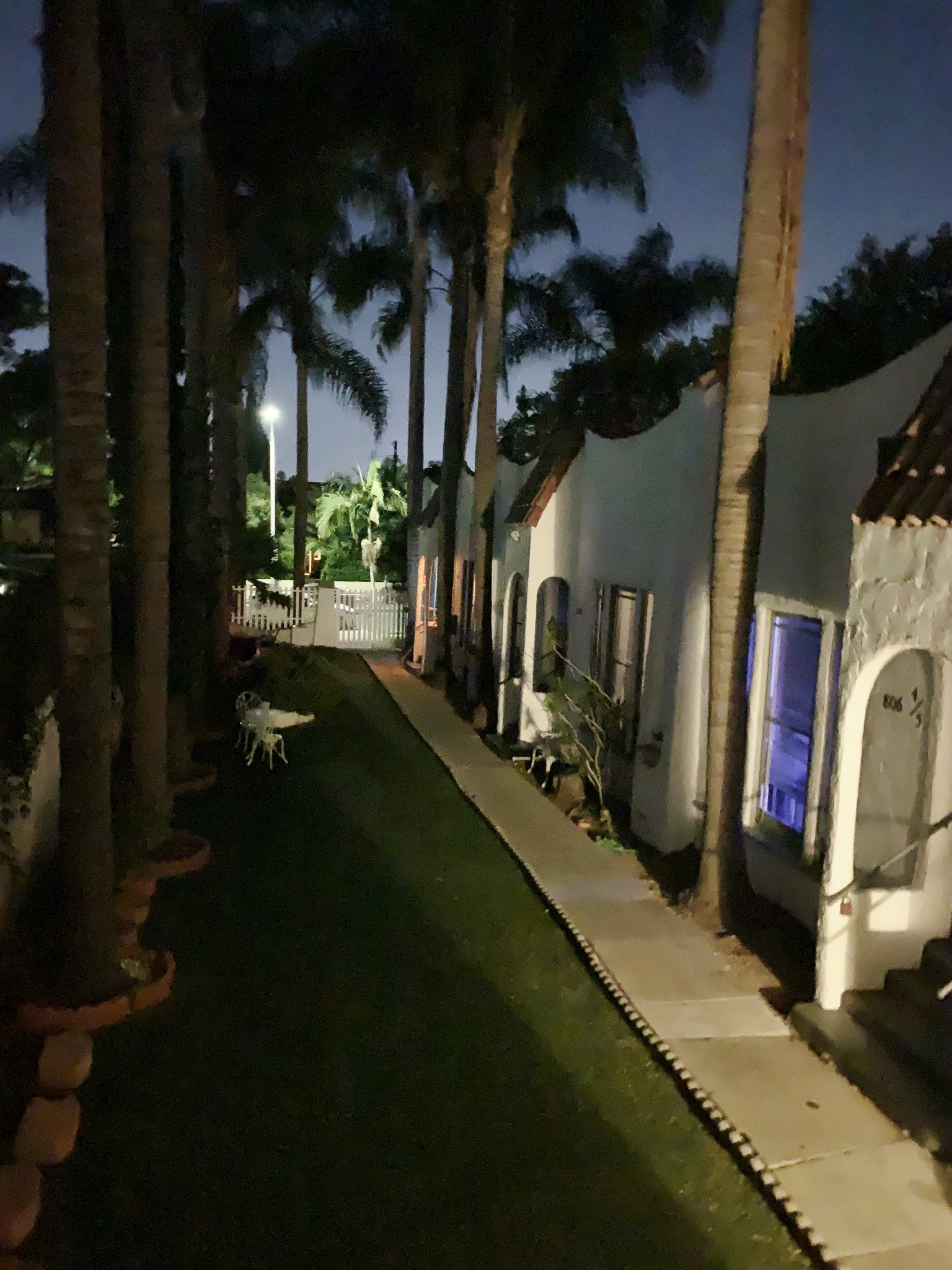 los angeles Apartment: 808 north poinsttia pl