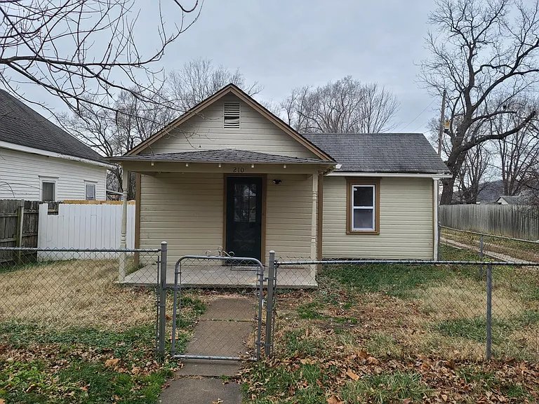 Edwardsville House: 210 S 6th Street