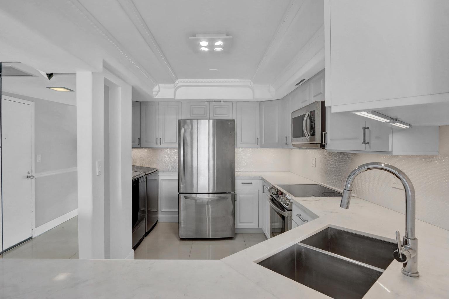 West Palm Beach Condo: 2000 Presidential Way 504