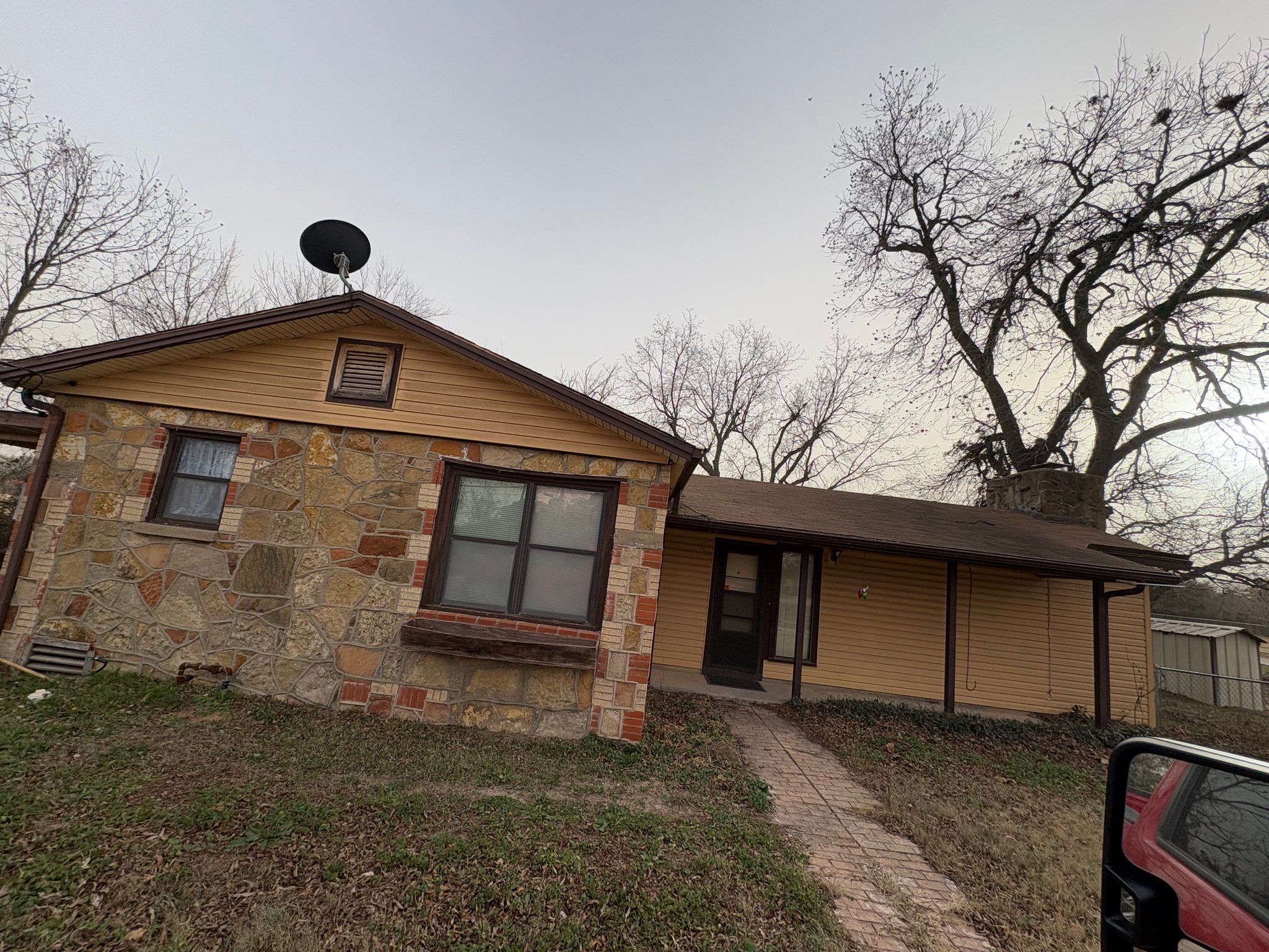 clyde House: 1527 gas house road