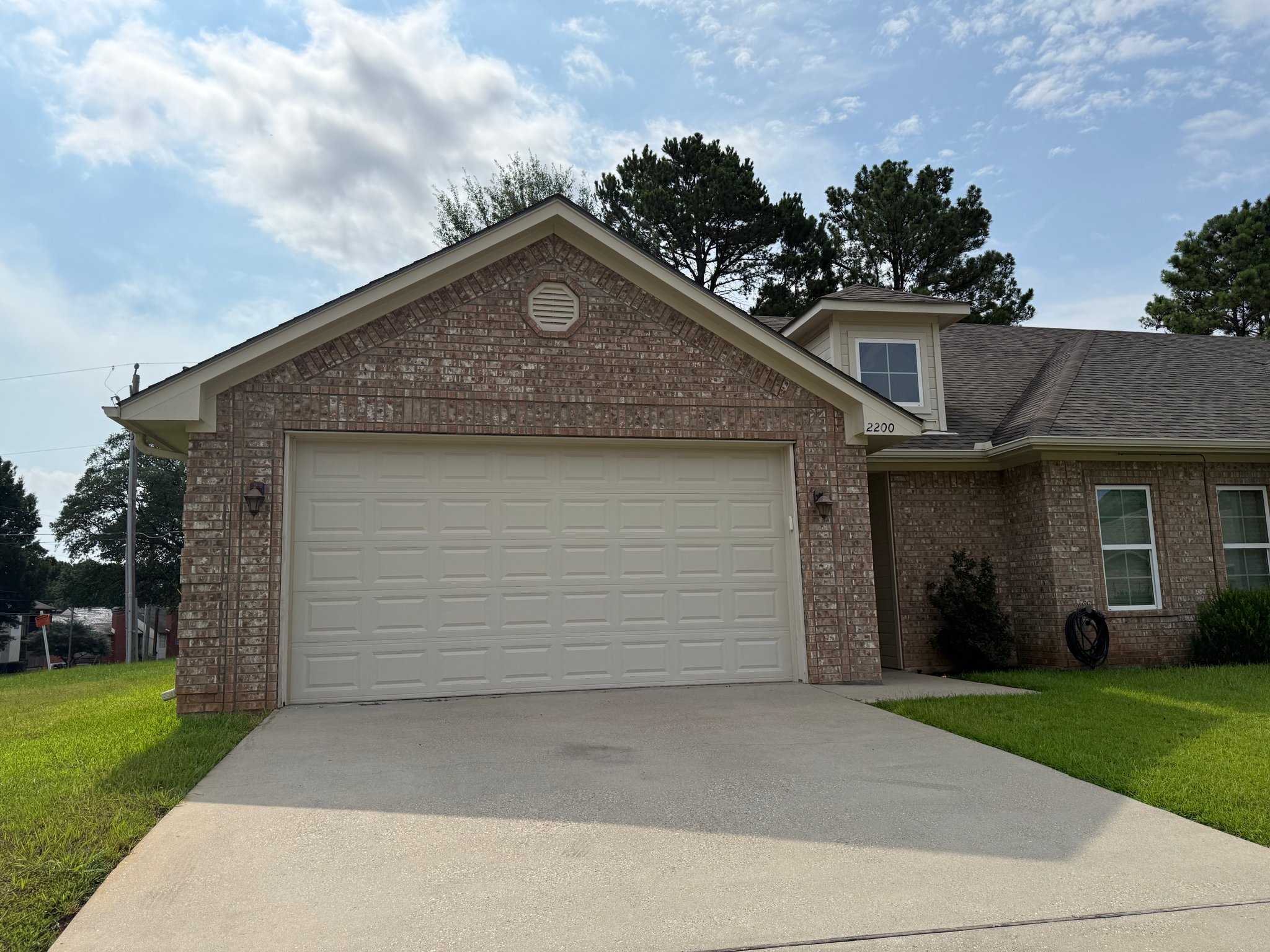 Longview Townhome: 2200 Woodgrove