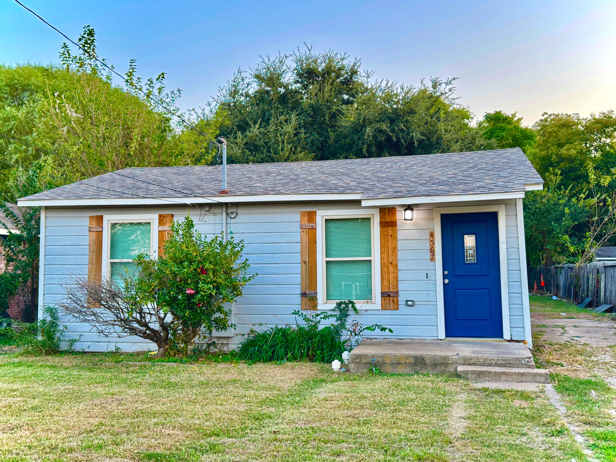 Dallas House: 4562 Mexicana Rd