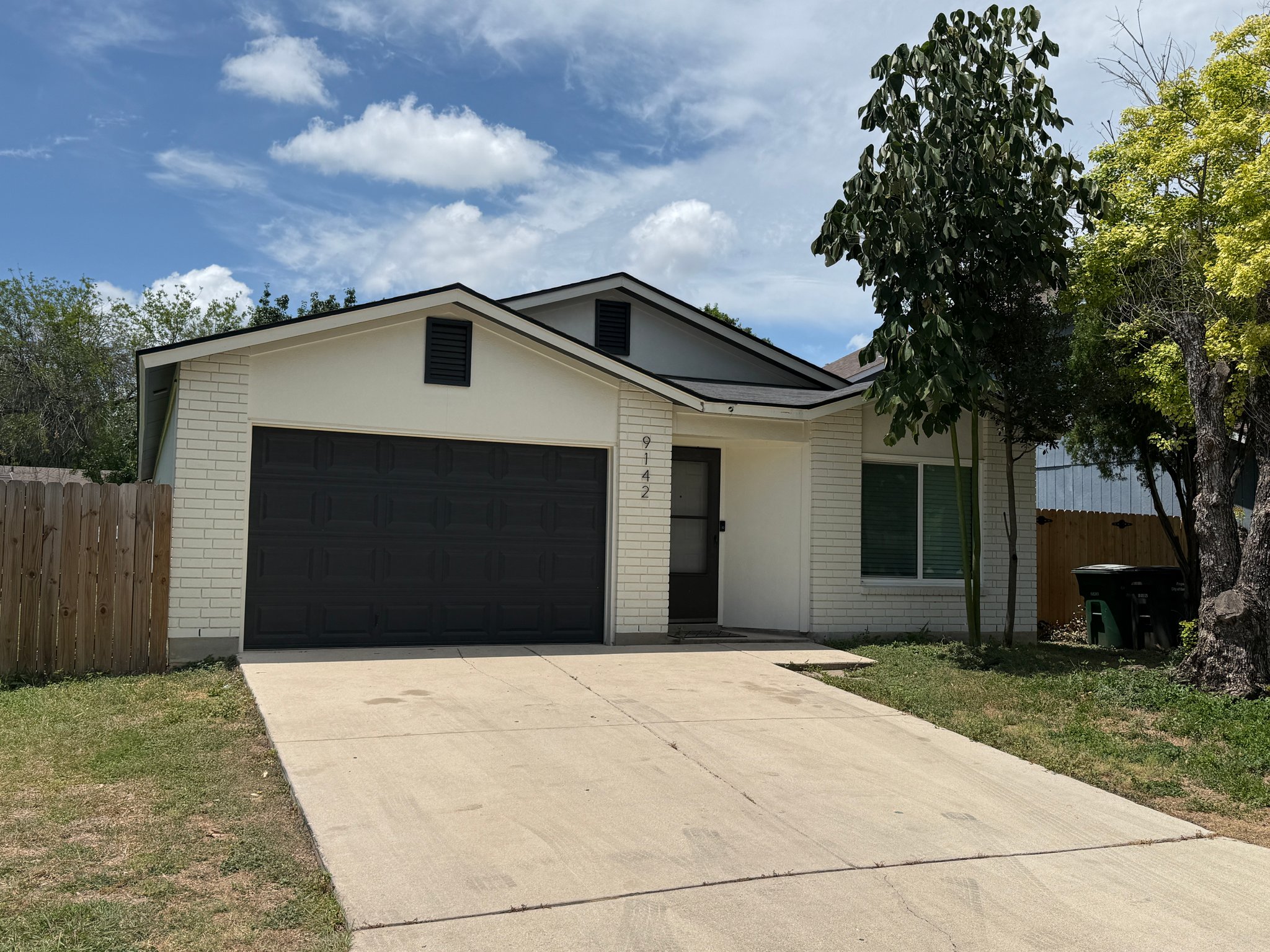 San Antonio House: 9142 Village Brown