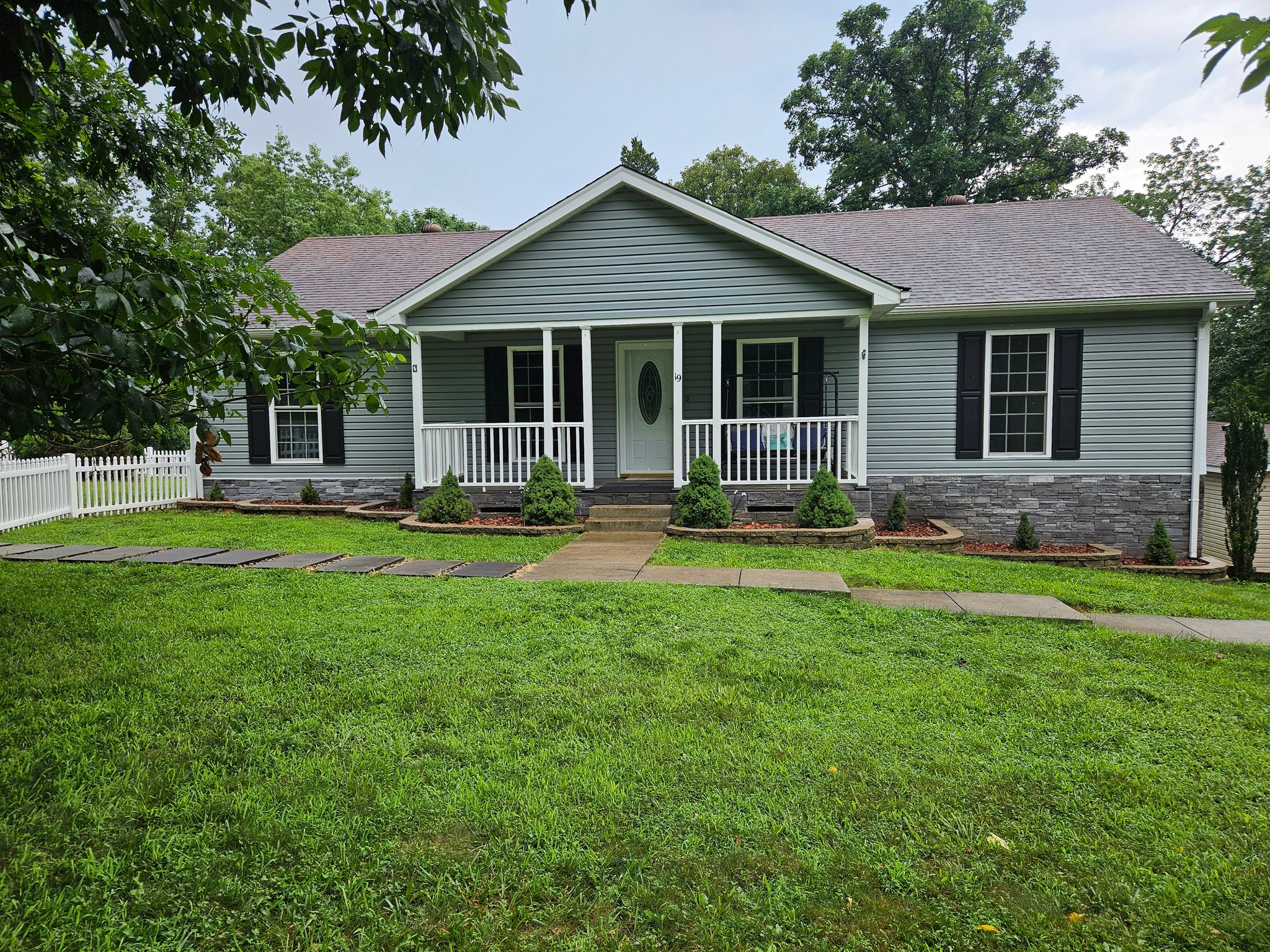 Brandenburg House: 19 Strawberry Cir