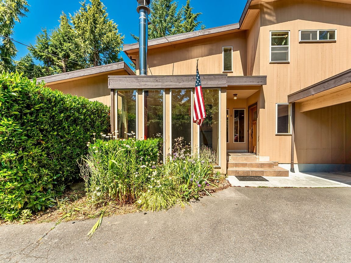 Shoreline House: 19512 Evanston Ave N