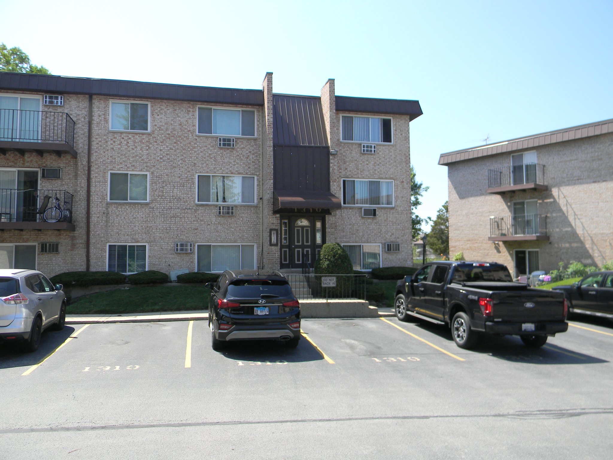 Mt Prospect Apartment: 1310 Sir Galahad