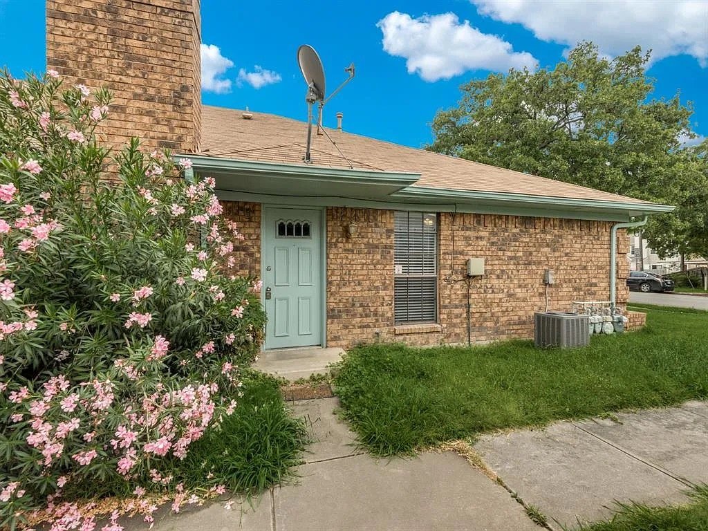Irving House: 4033 Evergreen St