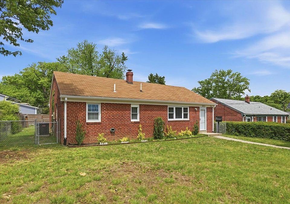 Alexandria House: 3823 Duke St