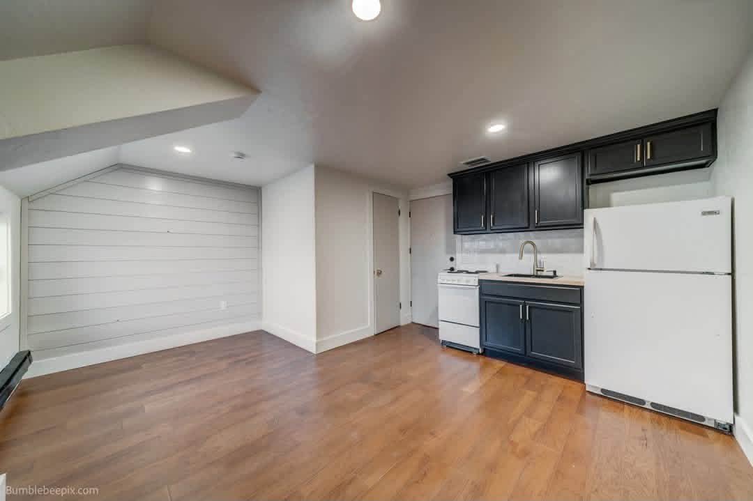 Newport Apartment: 424 W 4th Street