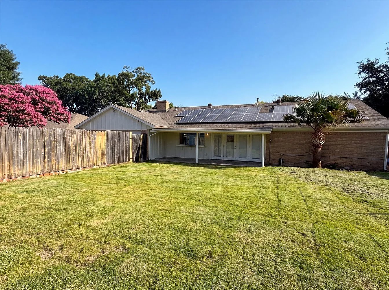 carrollton House: 1619 Woodcrest Ln, Carrollton, TX 75006