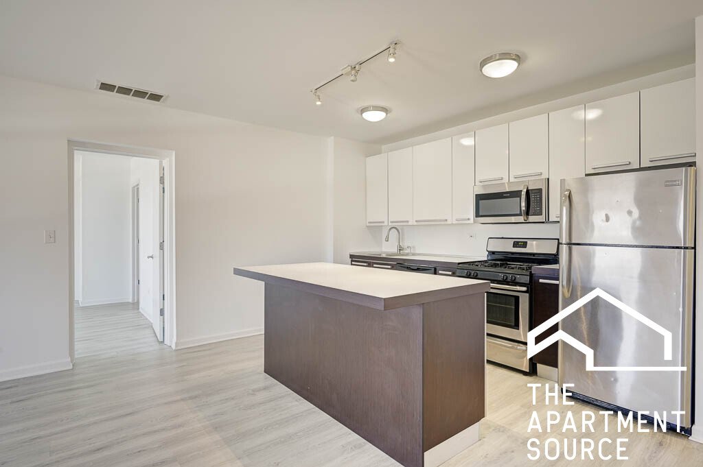 Chicago Apartment: 1544 West Glenlake Avenue