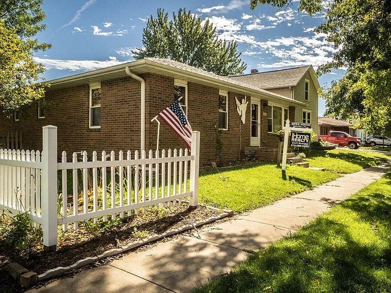 Boone House: 1120 Boone St