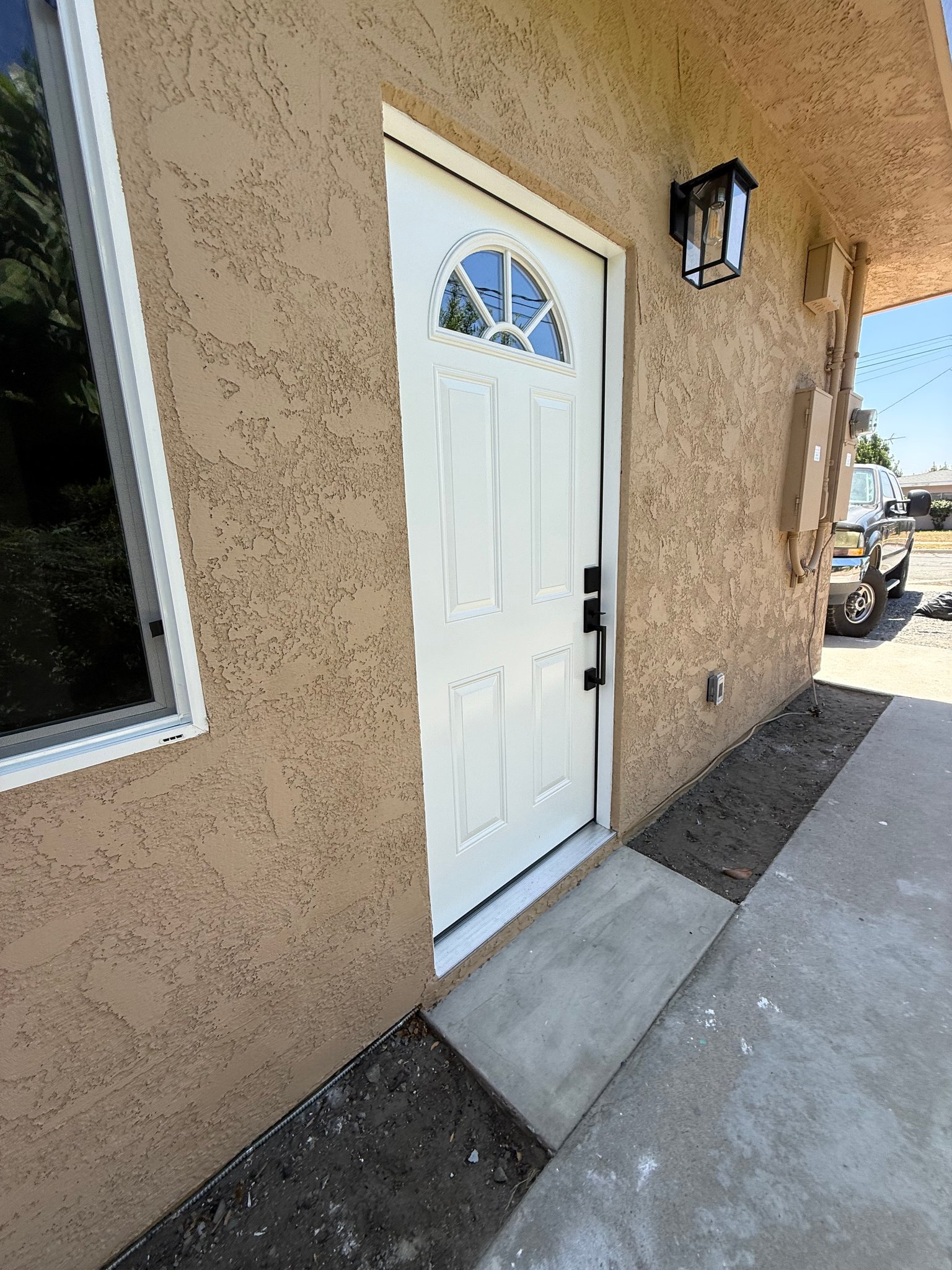Fontana House: 17586 filbert St