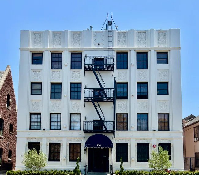 Los Angeles Apartment: 636 S Burnside Ave