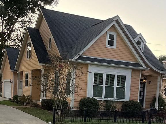 Picayune House: 6 Garden District Pl