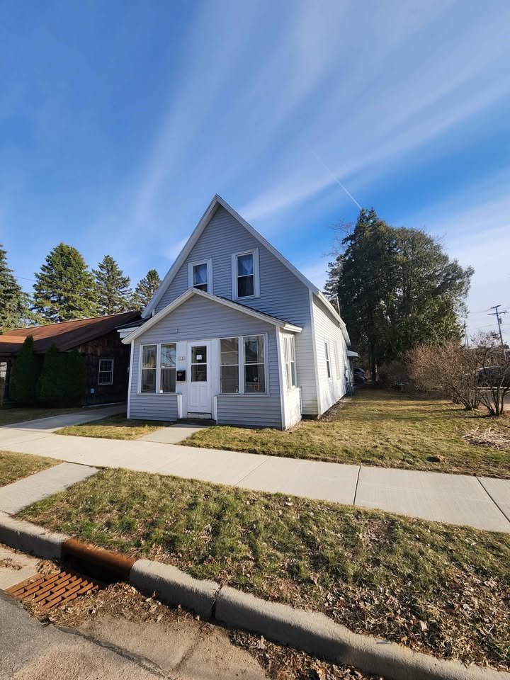 Stevens Point House: 1225 Portage St