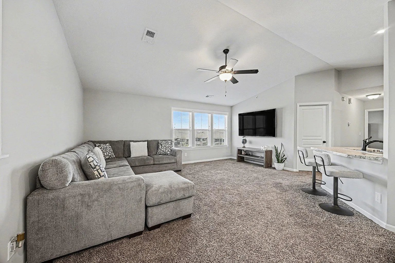 Hebron Condo: 2060 Tanners Cove Rd