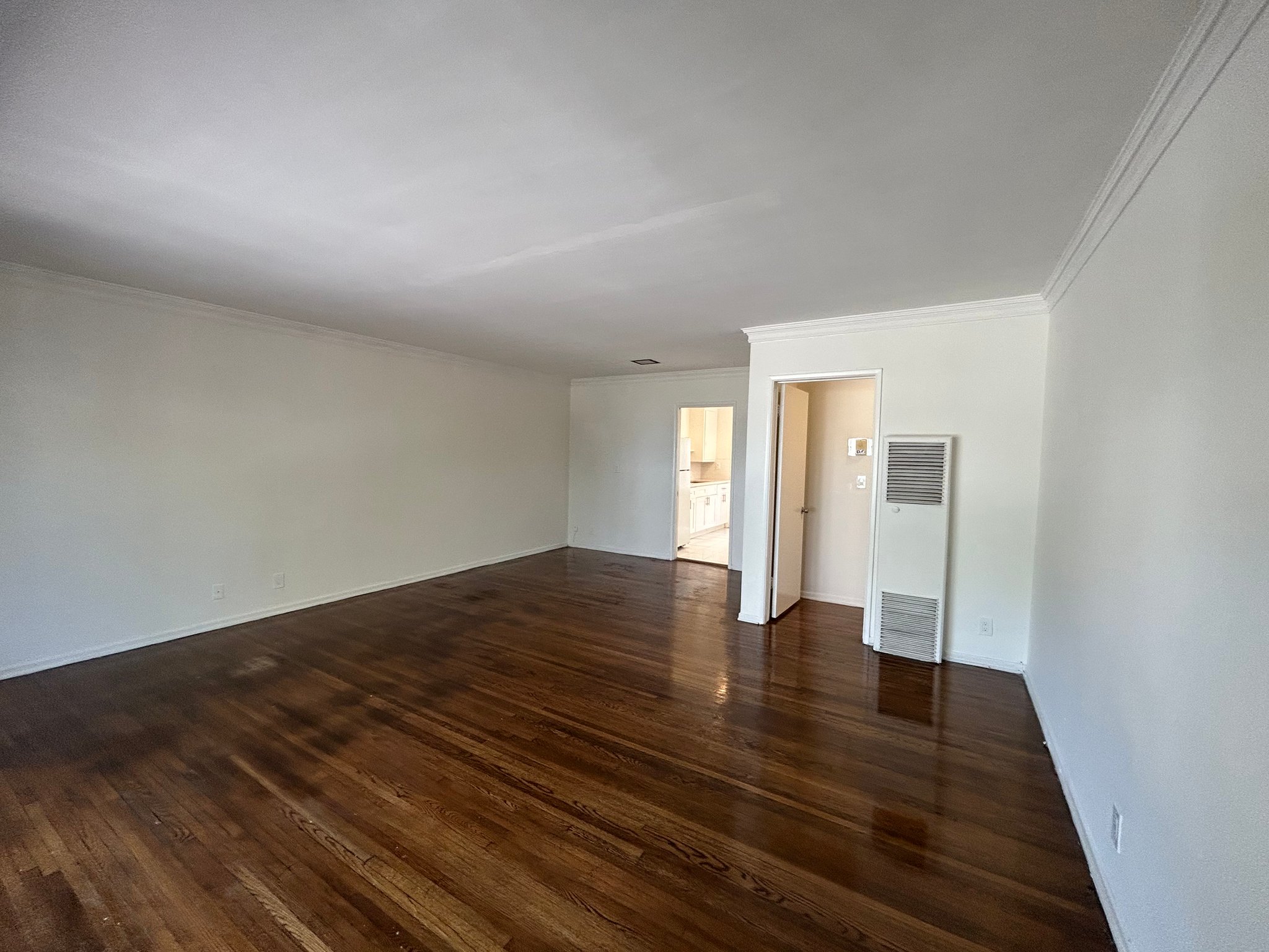 Los Angeles Apartment: 1850 N La Brea Ave