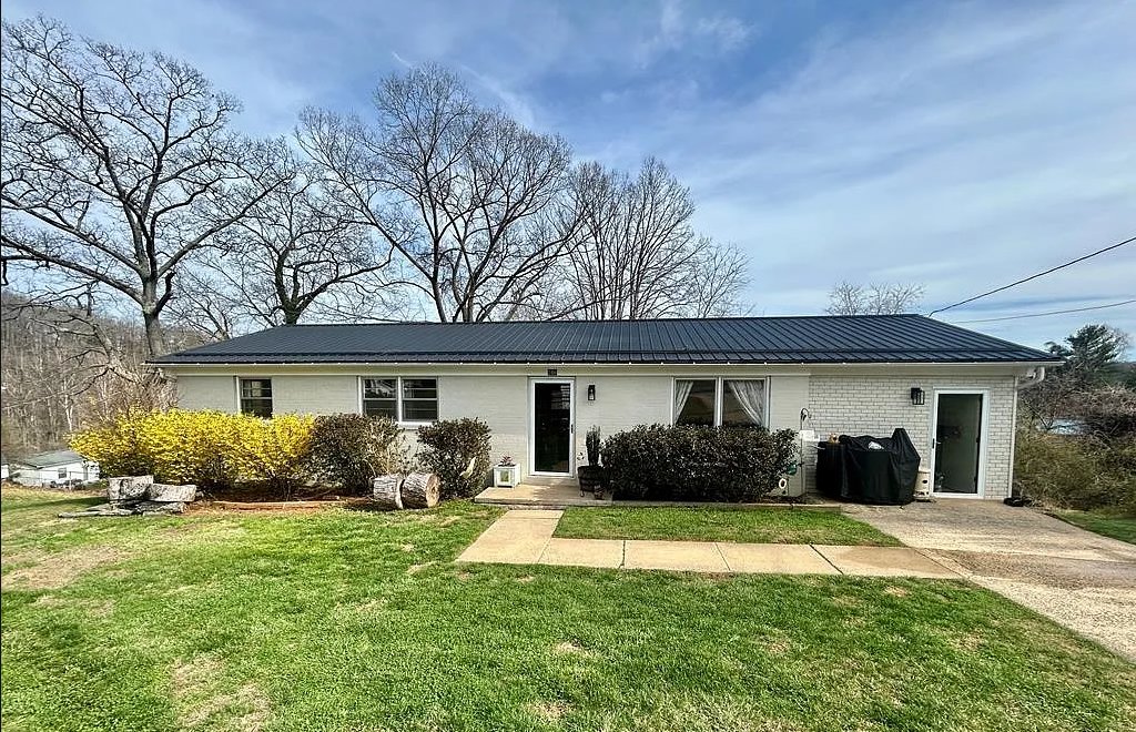 Martinsville House: 166 Mason Ct