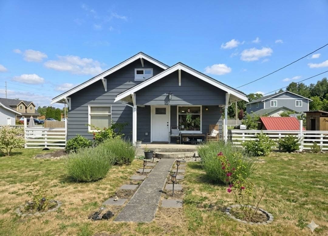 Yelm House: 204 Van Trump Ave NE