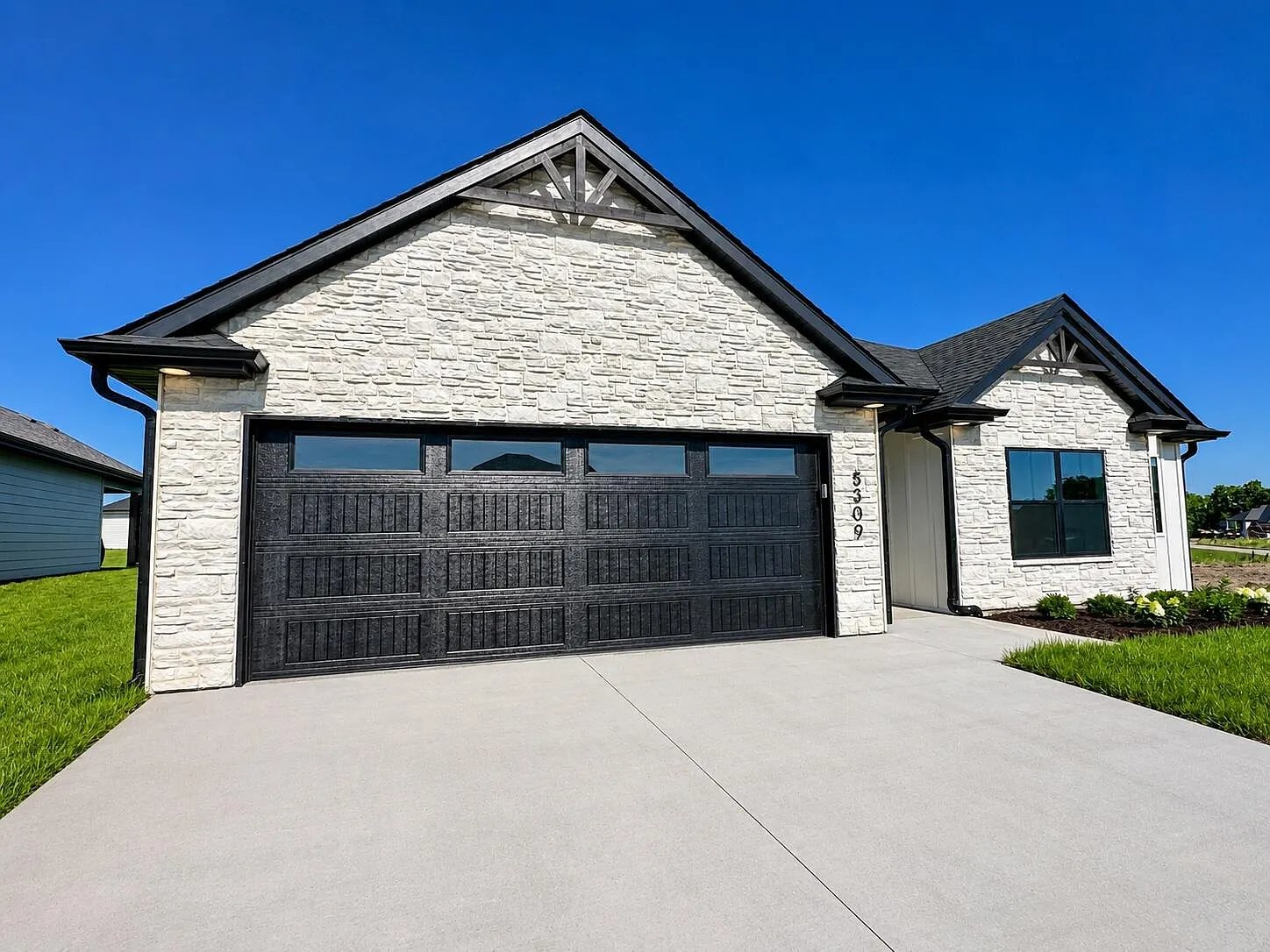 Columbia House: 5309 Makana Ln