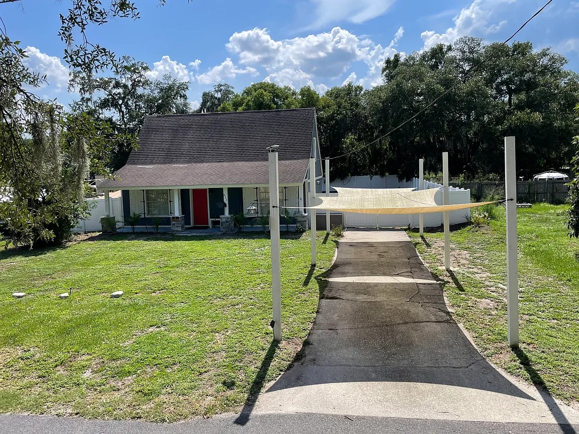 Plant City House: 911 N Burton St