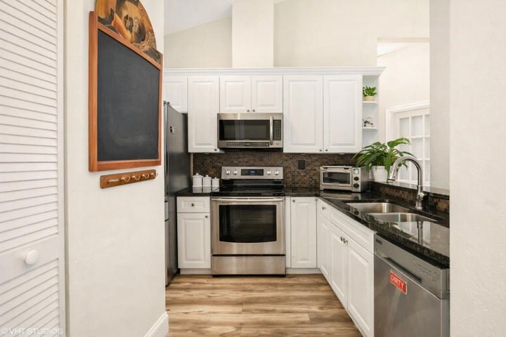 Greenacres Condo: 805 Harbour Pointe Way 805