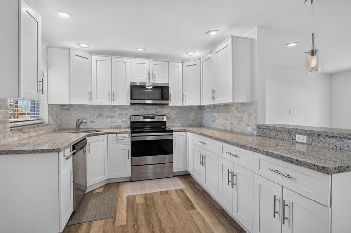 Boca Raton House: 155 NE 20th Street
