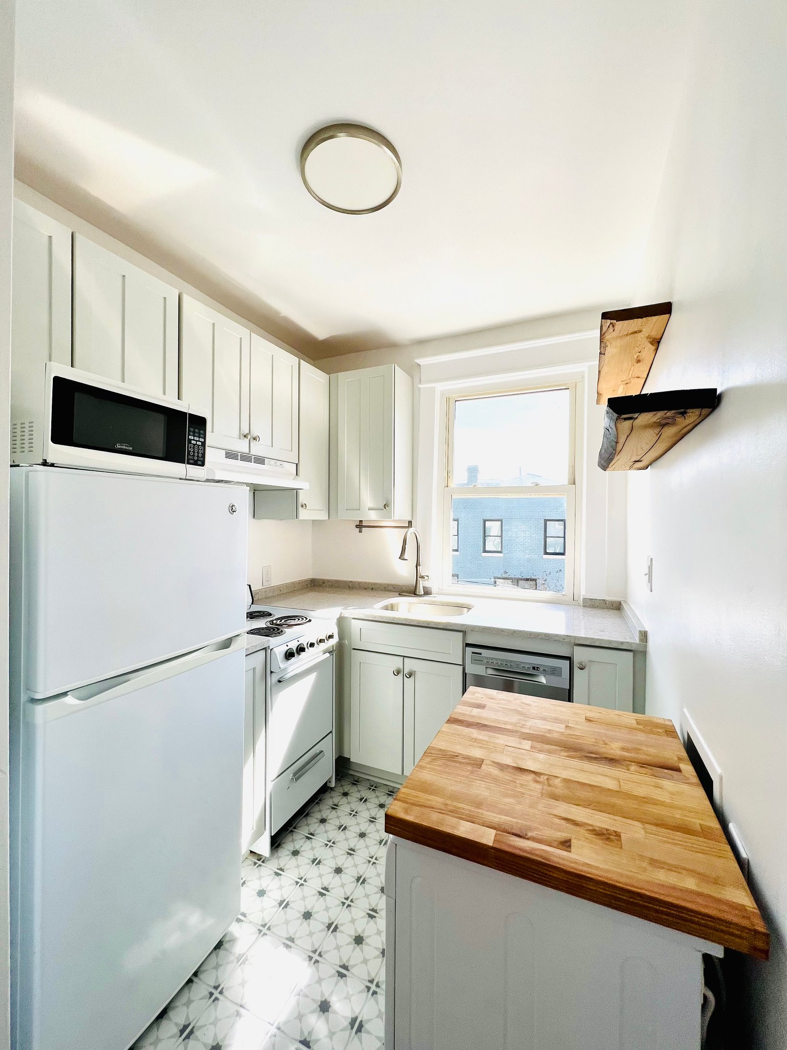 Washington Apartment: 1451 Pennsylvania Ave SE
