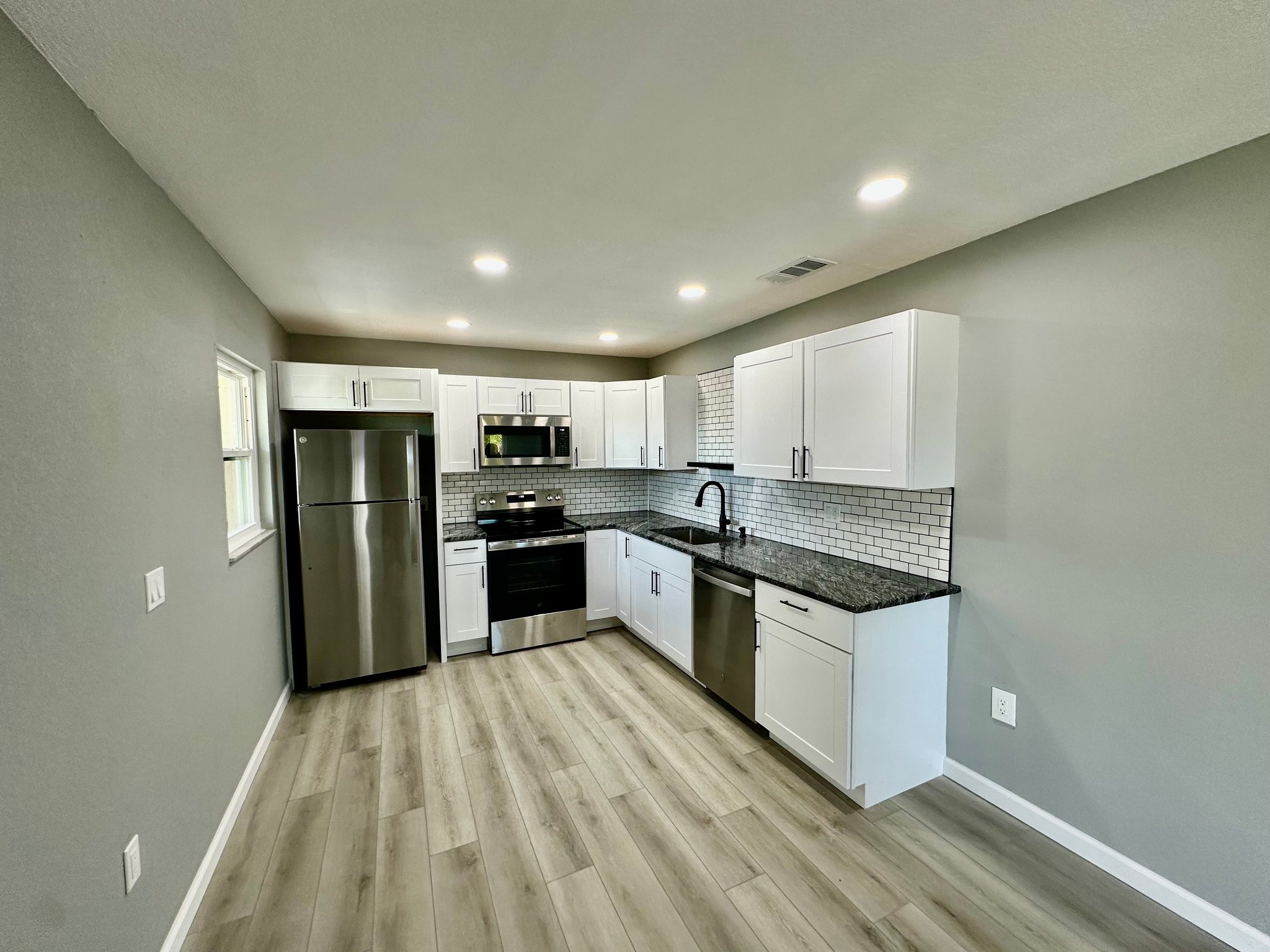 Venice Condo: 460 Base Ave